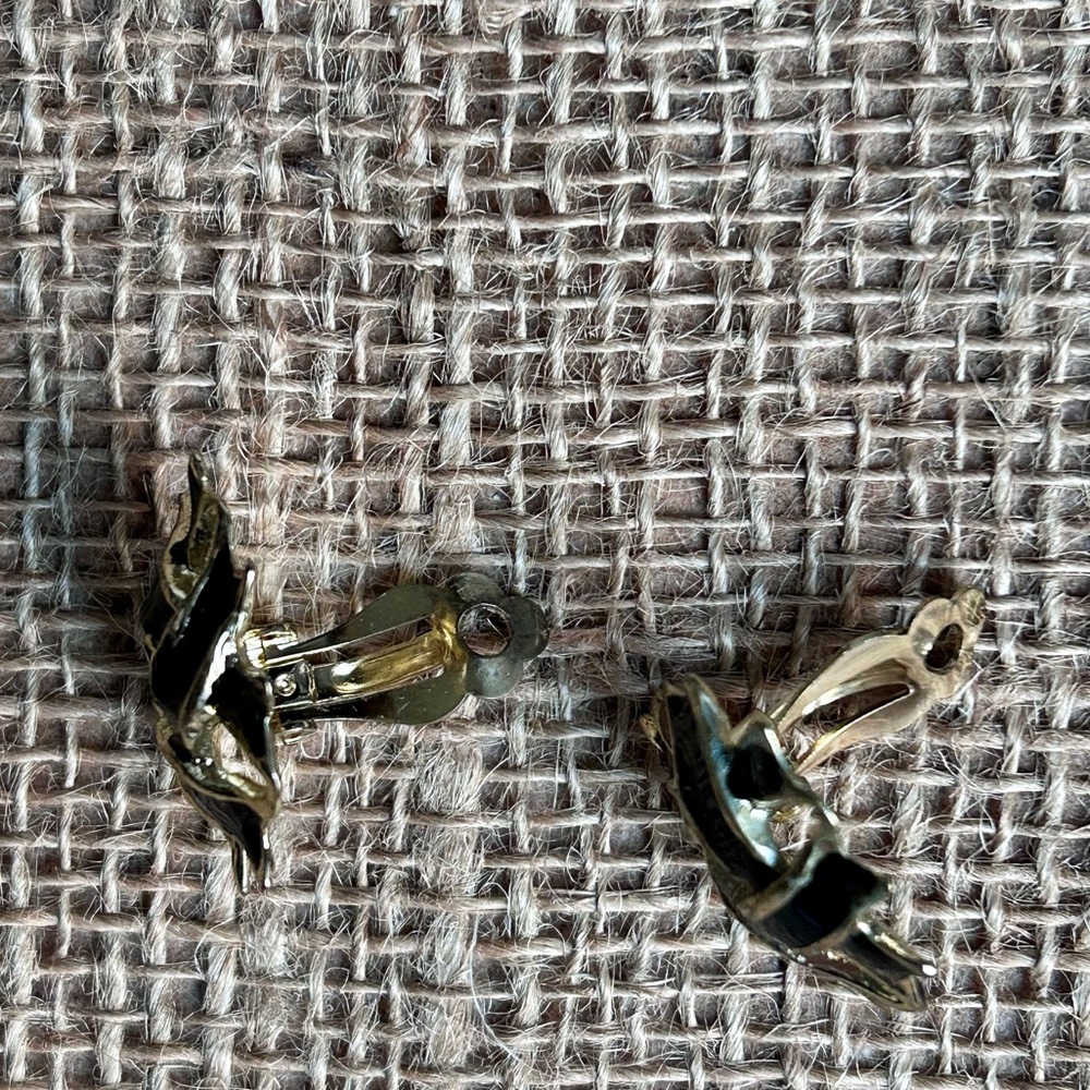 Vintage Jordache Gold Tone & Black Clip On Earrings - Picture 5 of 6